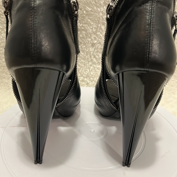 EEUC Alexander McQueen Black Leather Skull Peep-Toe Ankle Boots Size 36.5 (6.5) - Picture 7 of 12